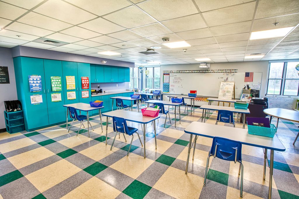 Bright classroom interior featuring modular desks and chairs, showcasing a triumph modular design for flexible learning environments in modular construction.